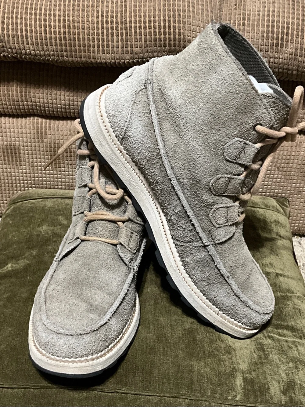 Sorel Men's Light Gray Suede Chukka Boots,size10 genuine 100% Leather.